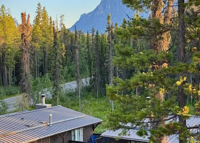 Hotel near College: Sunwapta Falls Rocky Mountain Lodge